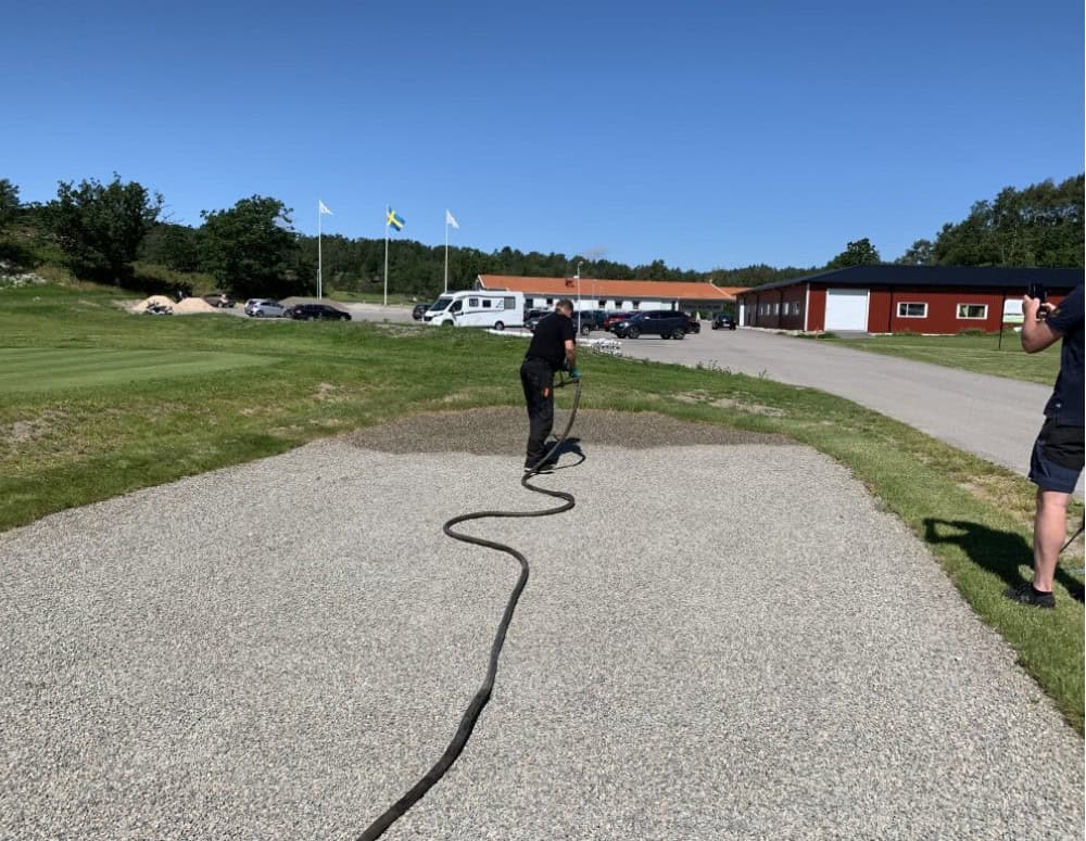 20 - Liner är ett dränerande lager som skiljer bunkersanden från lerbotten